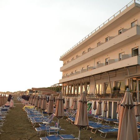 Hotel Parrini Follonica Bagian luar foto