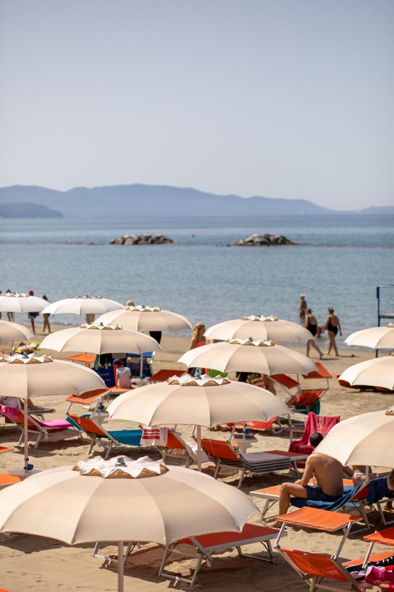 Hotel Parrini Follonica Bagian luar foto