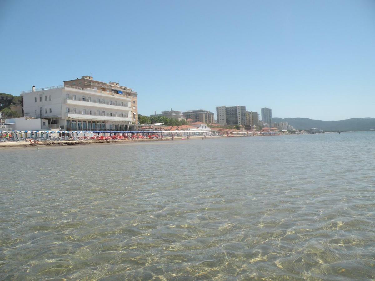 Hotel Parrini Follonica Bagian luar foto