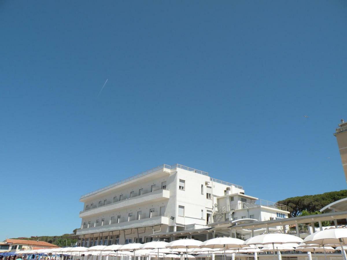 Hotel Parrini Follonica Bagian luar foto