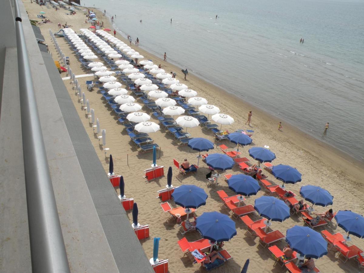 Hotel Parrini Follonica Bagian luar foto